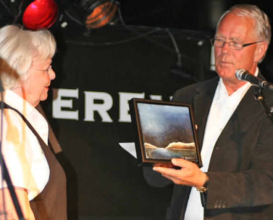 Else "Sprossa" Rønnevig mottar prisen av Harald Båsland, lokal koordinator for Norsk faglitterær forfatter og oversetterforening. Foto: Barb Lamprecht Håland.