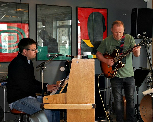 Pianist Rasmus Solem sammen med gitarist Espen Larsen.  Foto: Grethe Tvede, AAbk