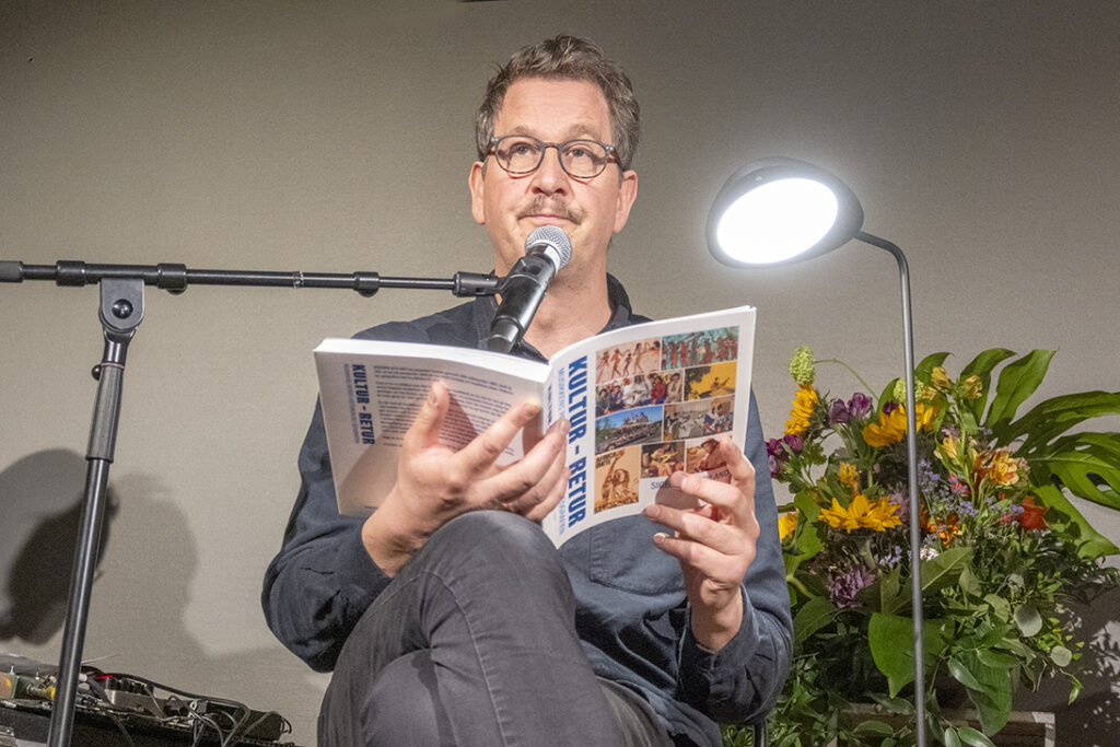 Henrik Rafaelsen leser høyt fra "Kultur- retur".